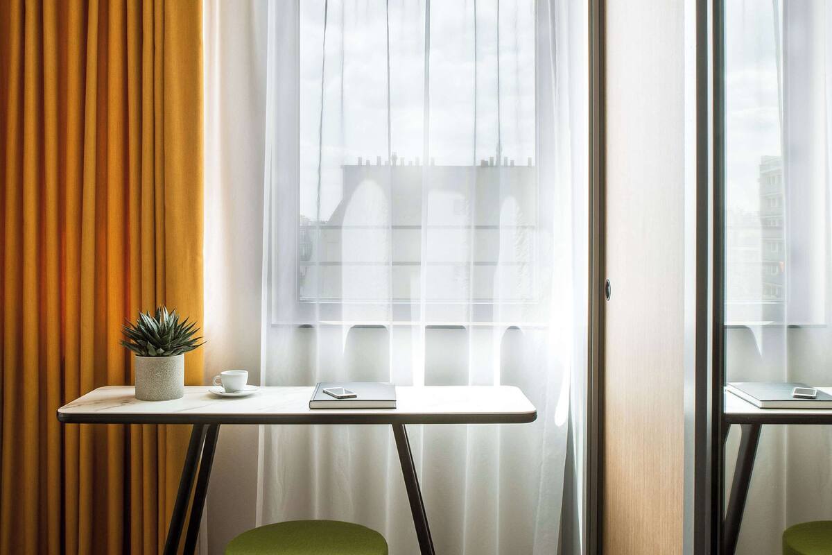 Privilege, Huone, 1 keskisuuri parisänky | Tallelokero huoneessa, työpöytä, äänieristys, silitysrauta/-lauta