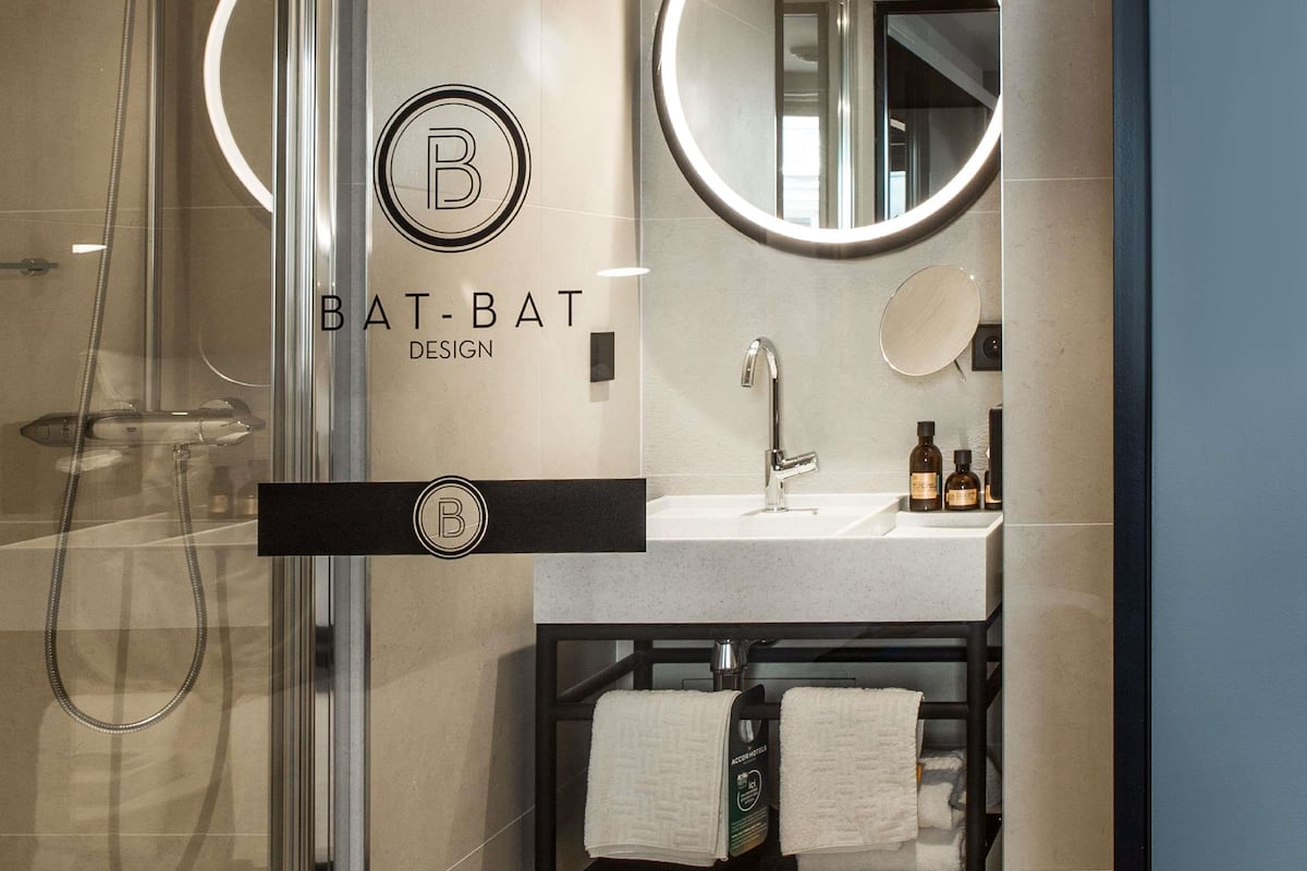 Värdeförvaringsskåp på rummet, skrivbord och ljudisolering