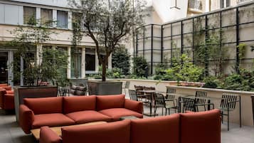 Desayuno buffet diario (EUR 21 por persona)