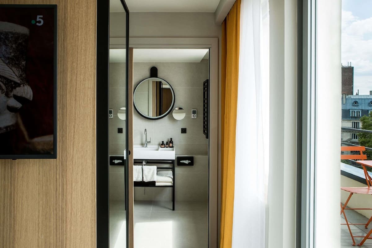 Privilege, Rom, 1 queensize-seng, balkong | Safe på rommet, skrivebord, lydisolert og strykejern/-brett