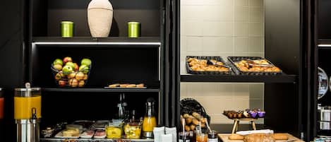 Petit déjeuner buffet (21 EUR par personne)