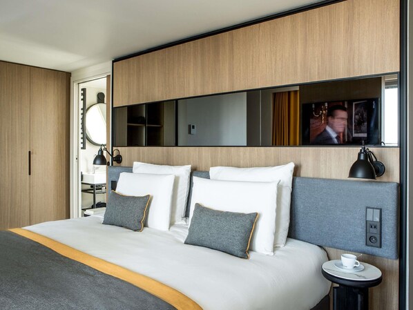 Privilege, Room, 1 Queen Bed, Balcony | In-room safe, desk, soundproofing, iron/ironing board - Hôtel Mercure Paris 17 Batignolles (Paris)