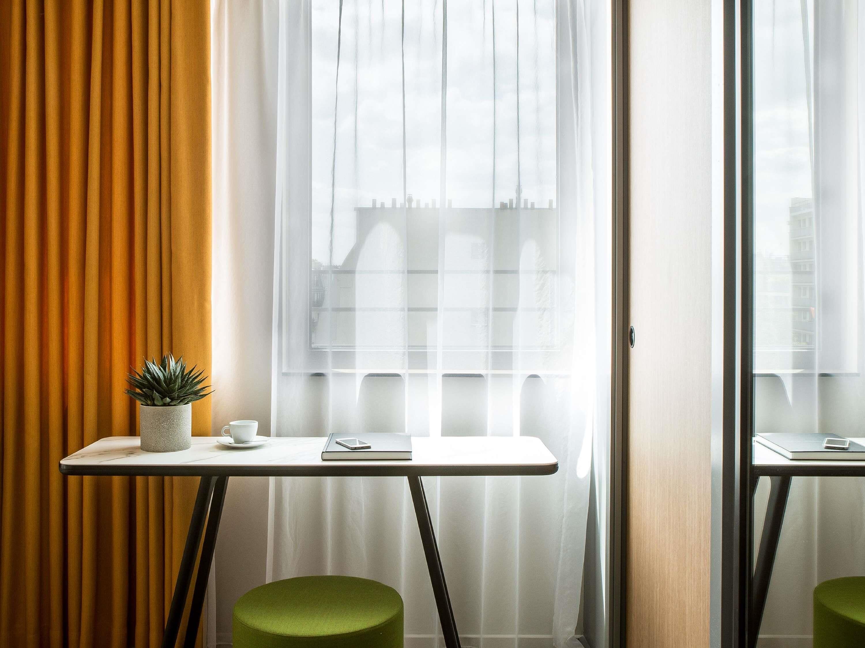 Safe på rommet, skrivebord, lydisolert og strykejern/-brett