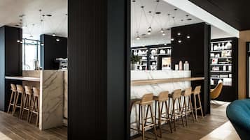 Bar (trong khuôn viên)