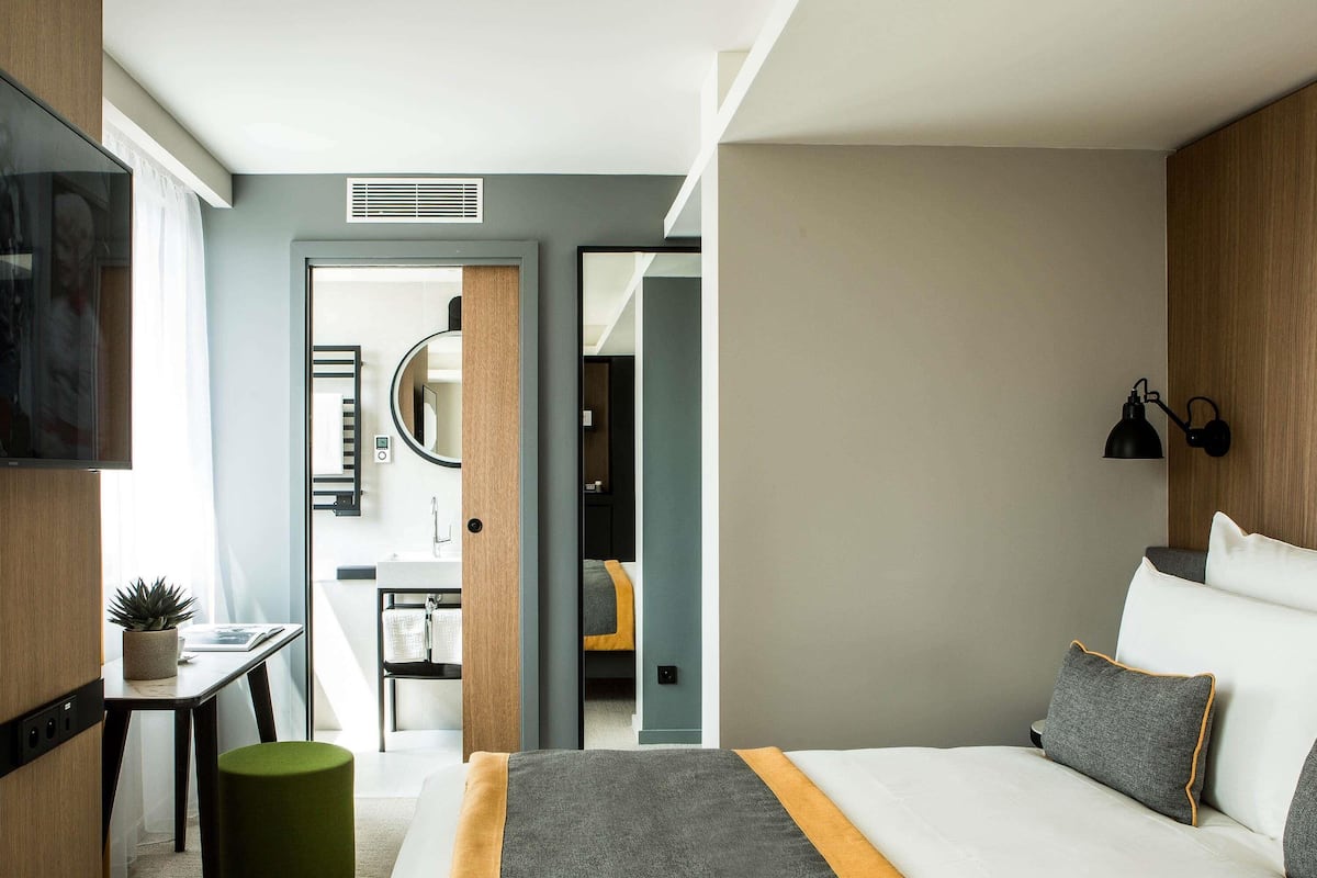 Värdeförvaringsskåp på rummet, skrivbord och ljudisolering