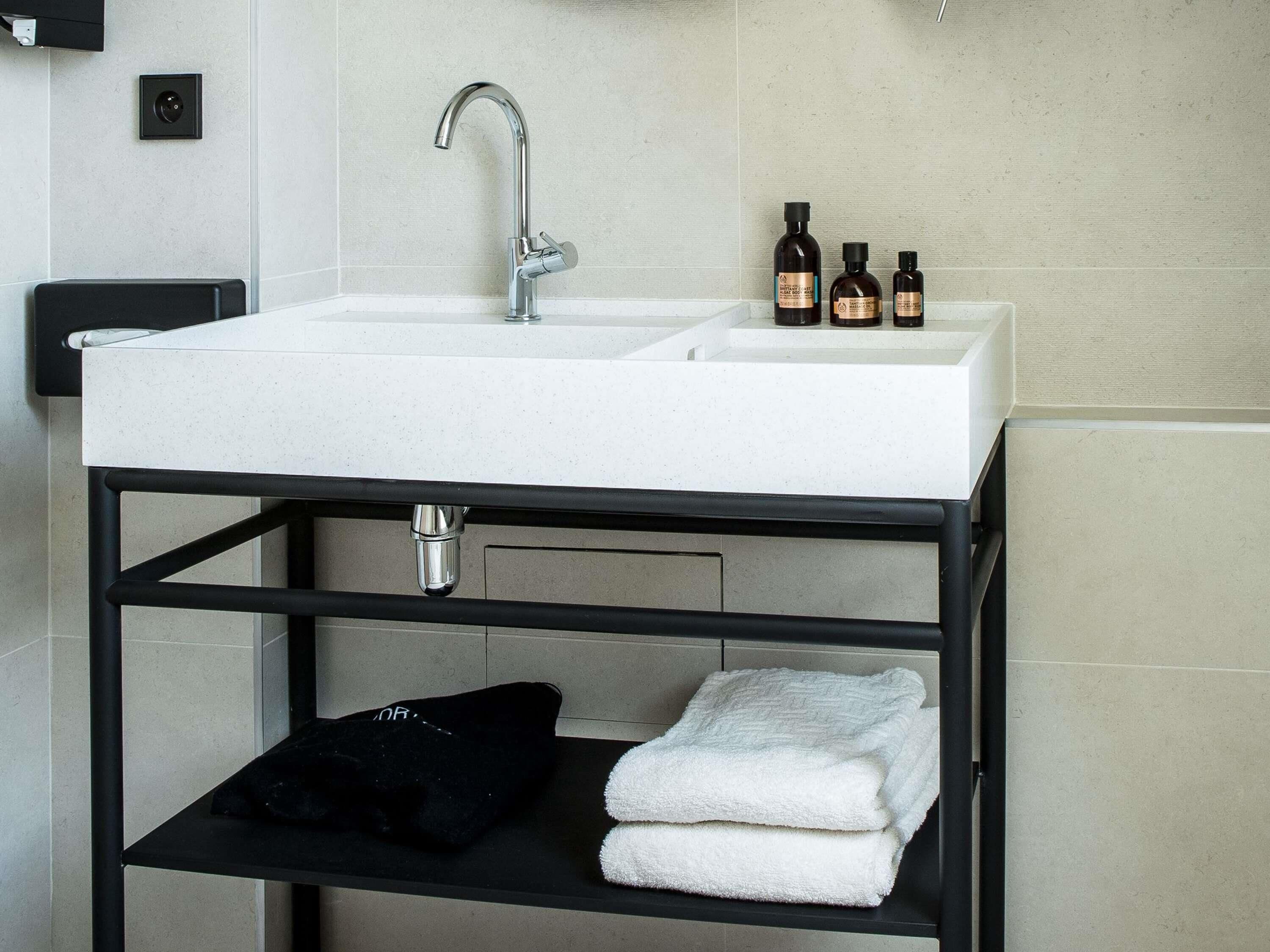 Brankas, meja kerja, kedap suara, dan setrika/meja setrika