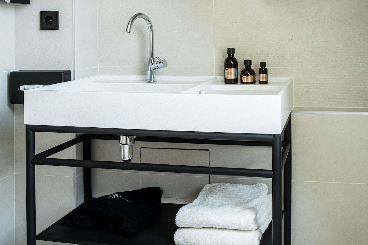 Värdeförvaringsskåp på rummet, skrivbord och ljudisolering