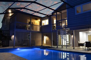 A two-story house with a swimming pool, outdoor seating, and a covered patio area. - Luxury Home W/ Pool, Spa, and Walking Distance to Beach (Sarasota)