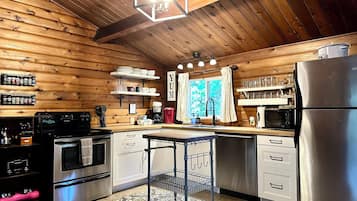 Full-sized fridge, microwave, oven, stovetop