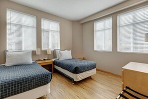 3 habitaciones, tabla de planchar con plancha, wifi y ropa de cama 