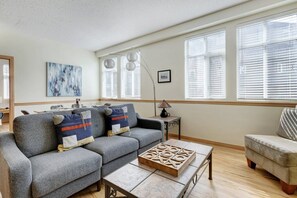 TV, Netflix, books, streaming services - Panorama Plaza 234 | Great Value (Canmore)