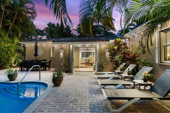 Beheizter Pool, Liegestühle