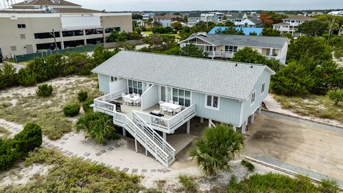Cozy beach cottage with a beautiful ocean view!