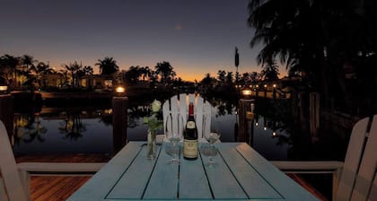 Botanical Paradise: Waterfront Pool Villa w/Kayaks