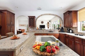 冷蔵庫、電子レンジ、オーブン、コンロ