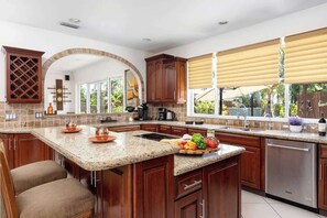 冷蔵庫、電子レンジ、オーブン、コンロ