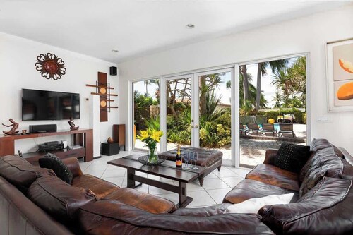 Botanical Paradise: Waterfront Pool Villa w/Kayaks