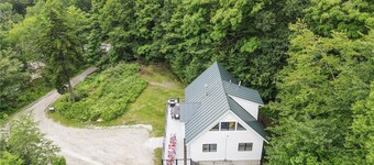 Relax at Bear Run: A spacious 5-bedroom retreat in Killington, VT, perfect for up to 12 guests