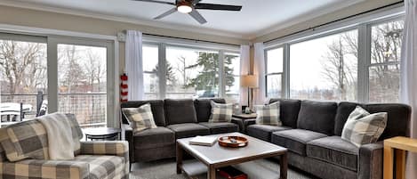 Una Smart TV, un futbolín