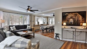 En moderne stue med sofa, sofabord og spiseplads.