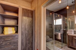 Douche, sèche-cheveux, serviettes fournies