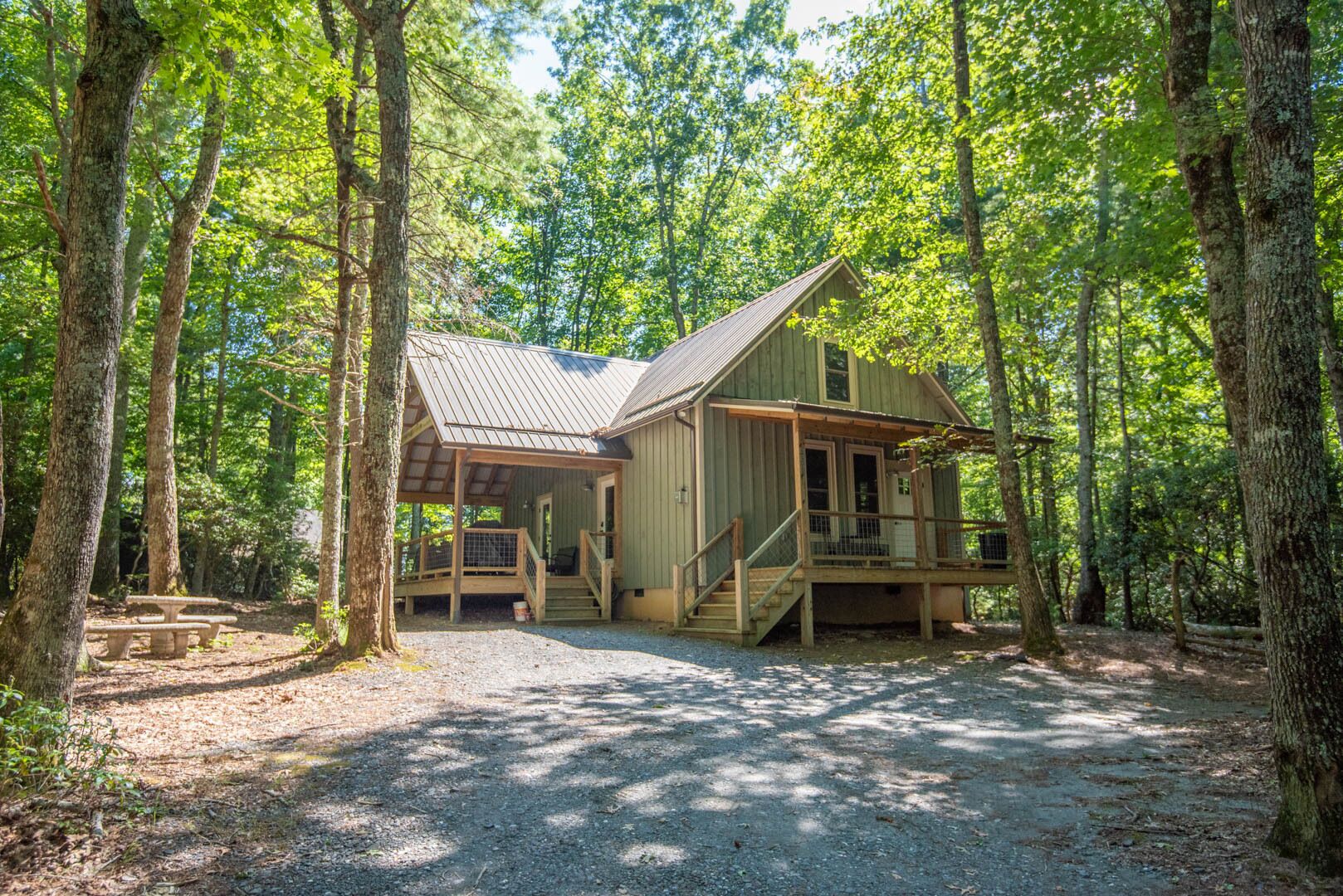 Stone's Throw Bungalow - Hot Tub - Fireplace - New River & Lake Access - 30 Min to Skiing