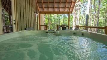 Tina de hidromasaje al aire libre