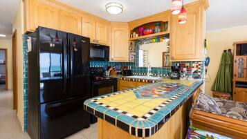 Coffee/tea maker, fridge, microwave, oven