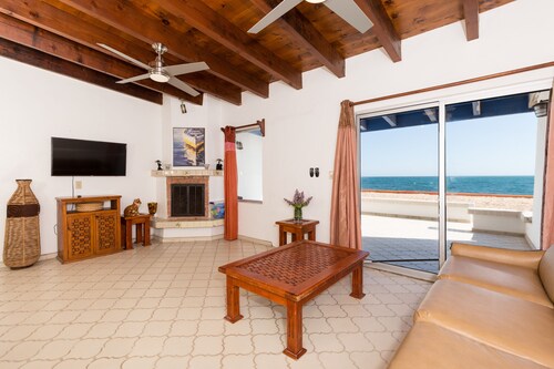 La Gaviota: Beachfront w/ gorgeous views, garage, walk to nearby restaurants
