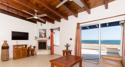 La Gaviota: Beachfront w/ gorgeous views, garage, walk to nearby restaurants