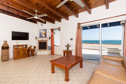 La Gaviota: Beachfront w/ gorgeous views, garage, walk to nearby restaurants