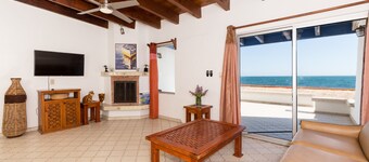 La Gaviota: Beachfront w/ gorgeous views, garage, walk to nearby restaurants