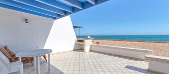 La Gaviota: Beachfront w/ gorgeous views, garage, walk to nearby restaurants