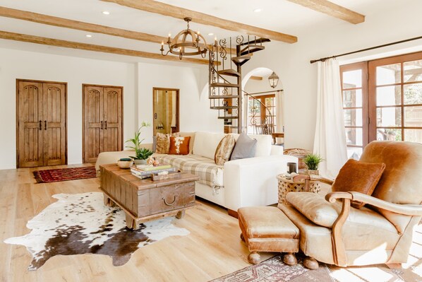 Smart TV, fireplace, books, stereo