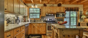 PICK'S RIVERSIDE RETREAT - 2 Bedroom plus Loft Riverside Retreat on the Upper Toccoa River