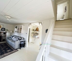 Smart TV, DVD player, stereo