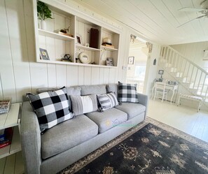 Een smart-tv, een dvd-speler en een stereo