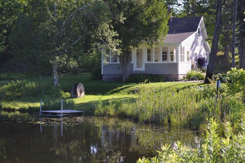 Cozy cottage with private pond. Close to the casino and the Bay.