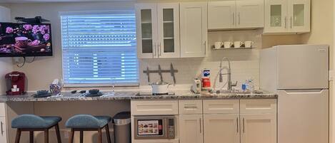 Réfrigérateur, micro-ondes, four, plaque de cuisson