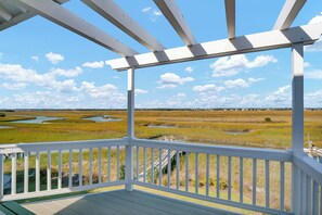Property grounds - RARE Oceanside 5BR Waterfront Home w/ pvt Dock! (Wrightsville Beach)