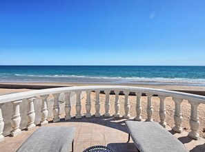 På stranden