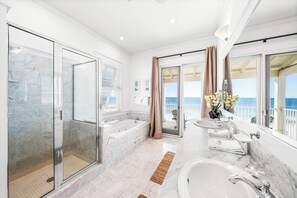 Combined shower/bathtub, jetted bath, hair dryer, towels - Toes in the Sand*GuestFavorite*Elevator*BeachSvc (Miramar Beach)