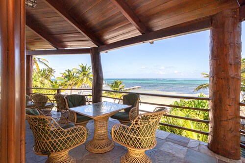 Riesige Villa am Strand, herrliche Aussicht, Tauchbecken. Kostenloser Golfwagen *