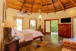 5 bedrooms, iron/ironing board, travel crib, free WiFi - Stunning Luxury Beachfront Villa. Dipping Pool and Full Pool. 5BDR (San Pedro Town)
