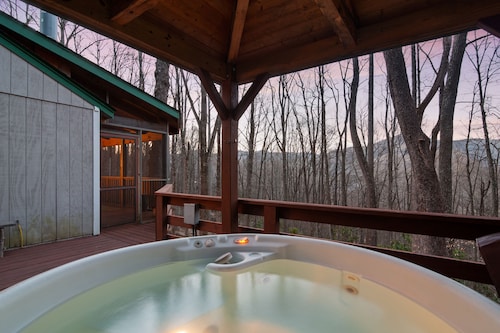 2 Master Suites - Hot Tub - Porch - Fire Pit - Wi-Fi - Clean - Cozy - 5 Stars!