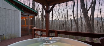 2 Master Suites - Hot Tub - Porch - Fire Pit - Wi-Fi - Clean - Cozy - 5 Stars!