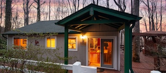 2 Master Suites - Hot Tub - Porch - Fire Pit - Wi-Fi - Clean - Cozy - 5 Stars!