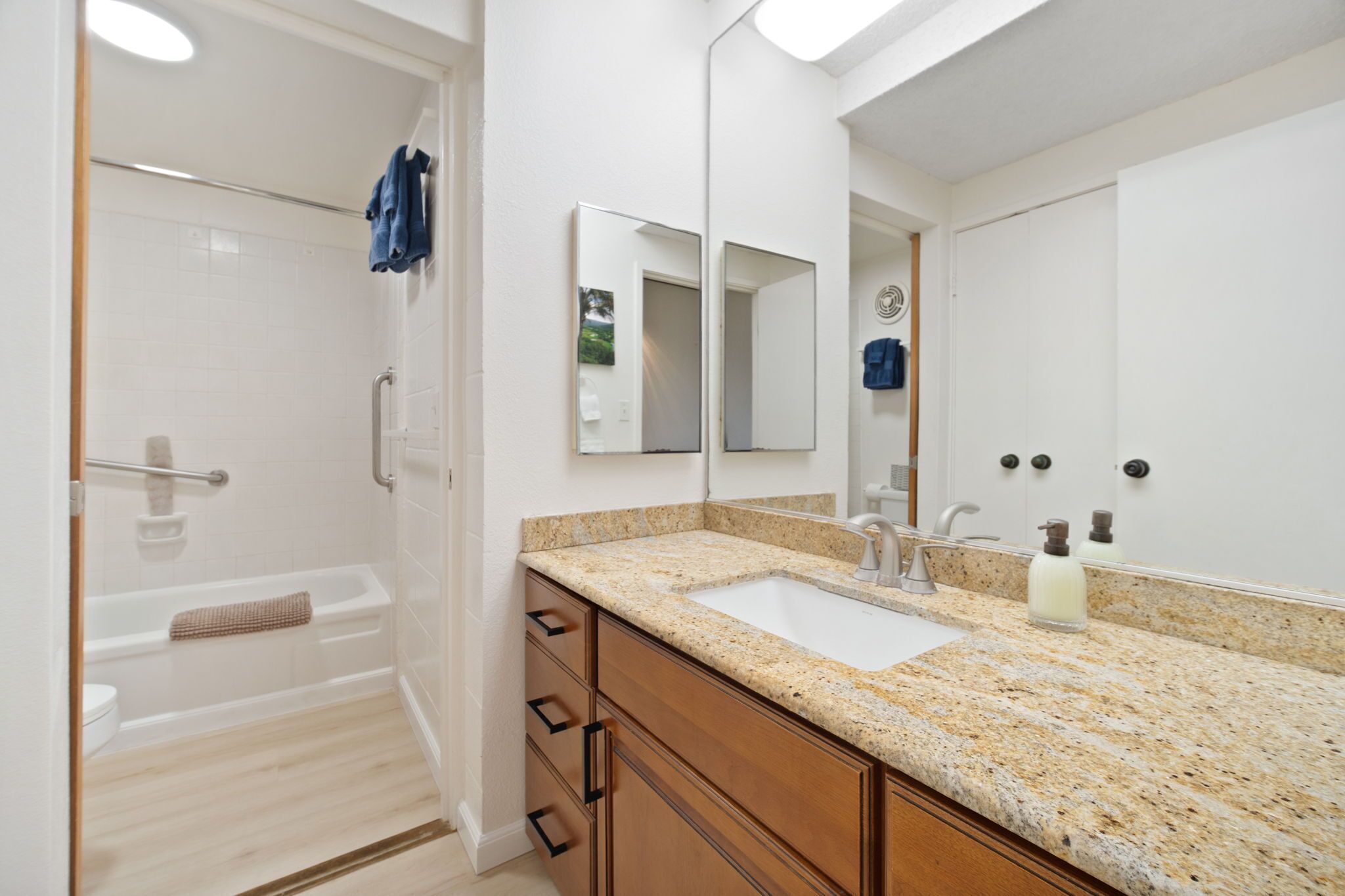 Combined shower/tub, free toiletries, hair dryer, towels