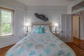 6 bedrooms, iron/ironing board, WiFi, bed sheets