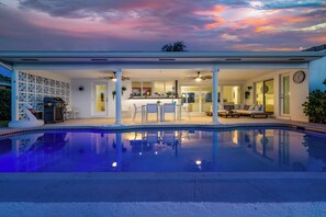 A modern house with a swimming pool, a dining area, and a kitchen. - Waterfront Home: Near Beach, Pool, Dock, Best View (Fort Lauderdale)
